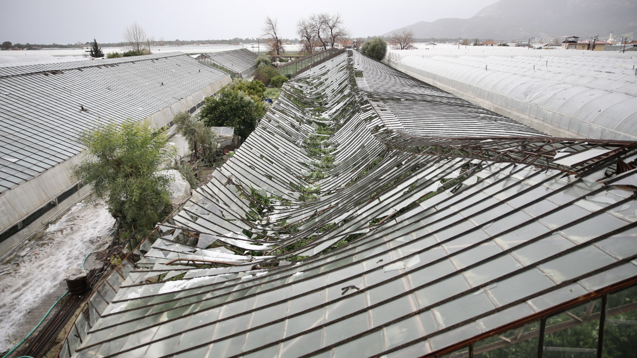 Çiftçiyi bu kez hortum vurdu