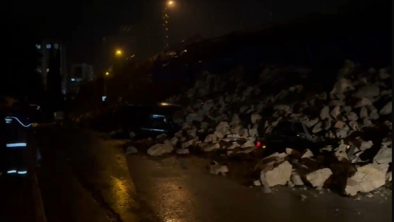 İstinat duvarı park halindeki araçların üzerine çöktü