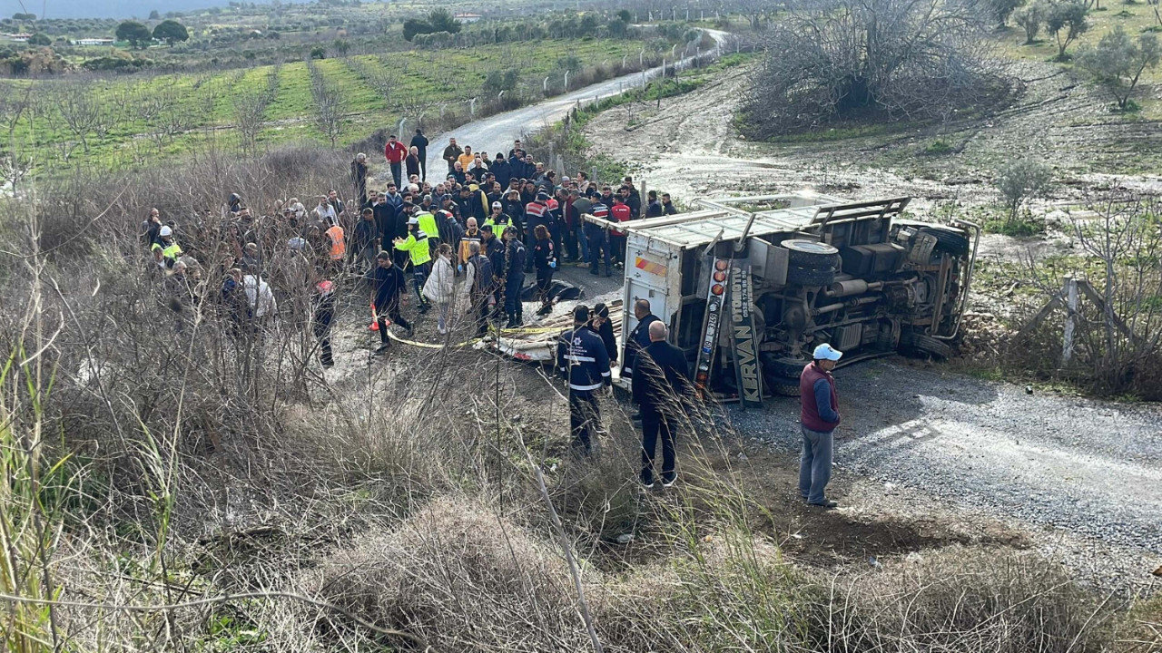 Kamyonet devrildi: Ölü ve yaralılar var