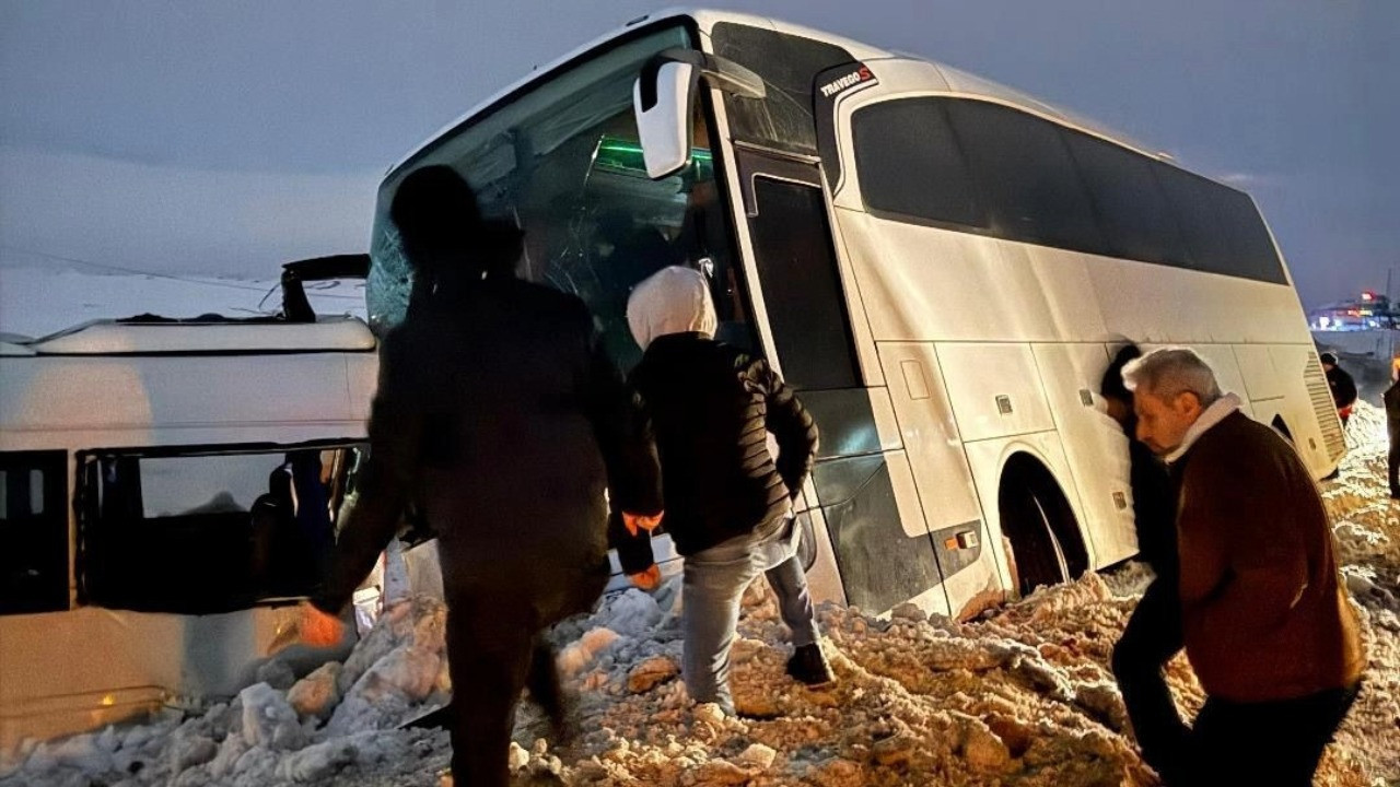 Karlı yolda feci kaza! İşçi servisi kaza yaptı: Yaralılar var