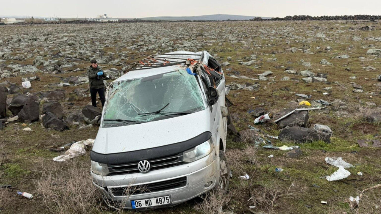 Kontrolden çıkan minibüs takla attı: Ölü ve yaralılar var