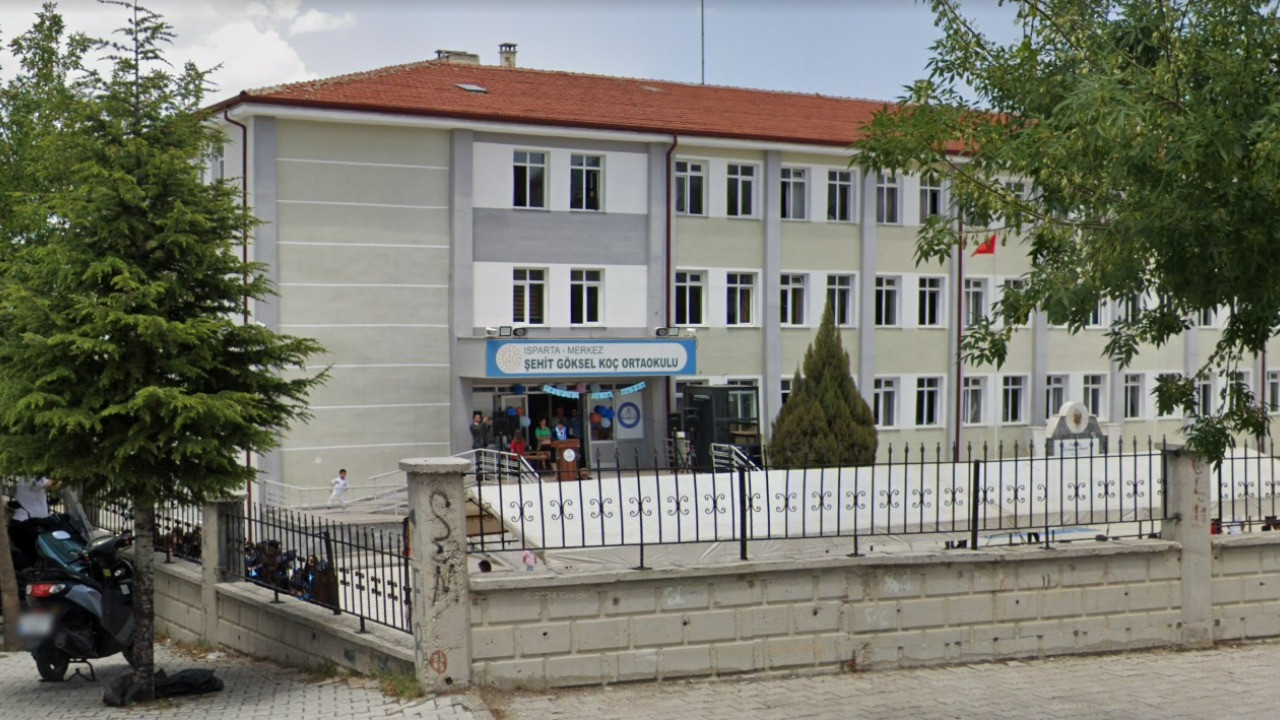 Müdür okul tuvaletlerine kamera yerleştirdi, veliler isyan etti