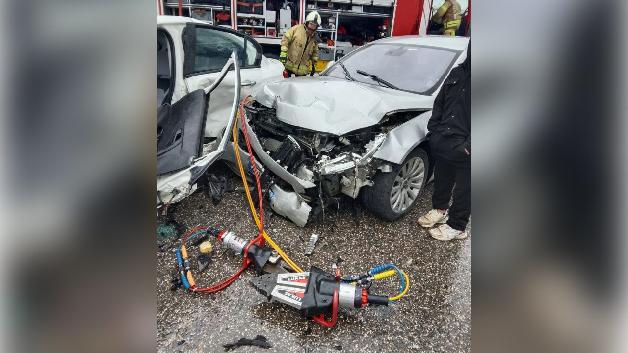 Silivri'de iki otomobil kafa kafaya çarpıştı: 1'i ağır 4 yaralı