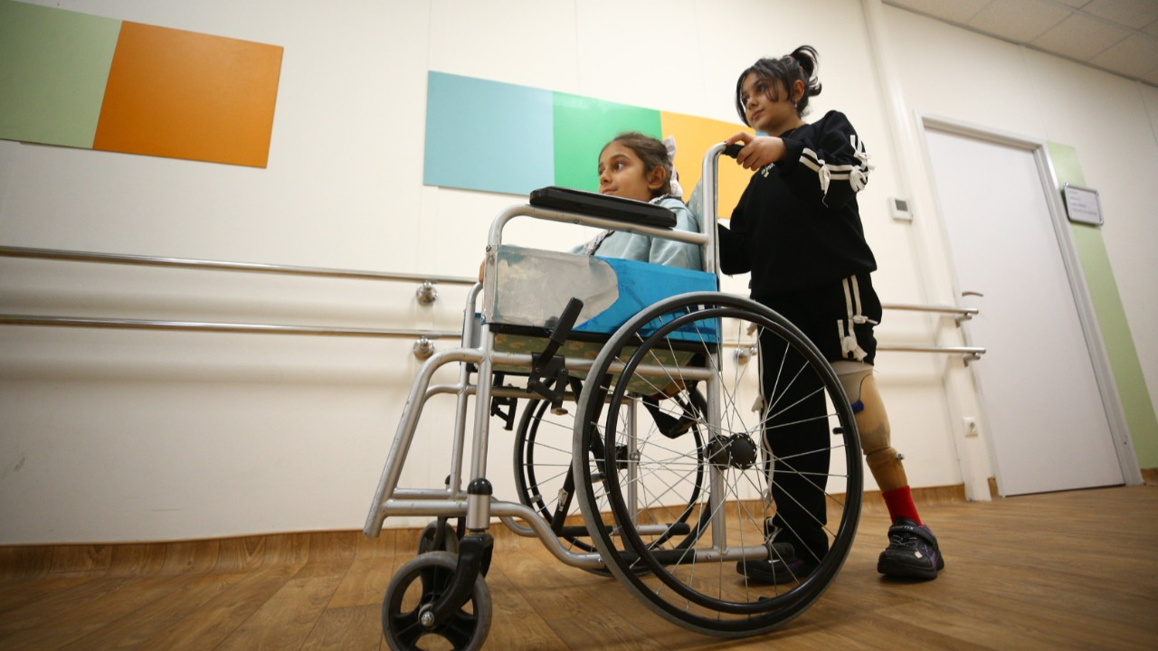 Enkazda 117 saat kaldı, öğretmenlik hayaline protez bacakla ilerliyor