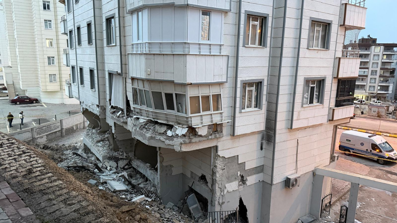 İstinat duvarı çöktü, bina boşaltıldı