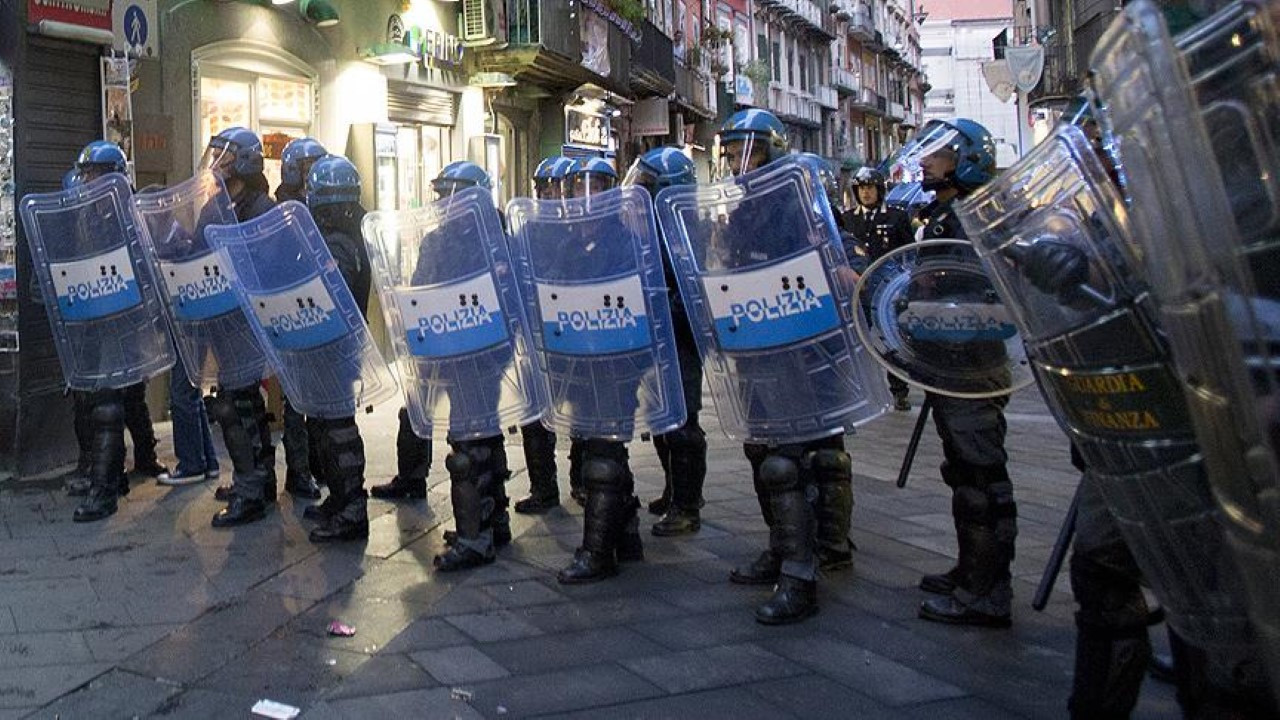 İtalya karıştı: Çok sayıda polis yaralı