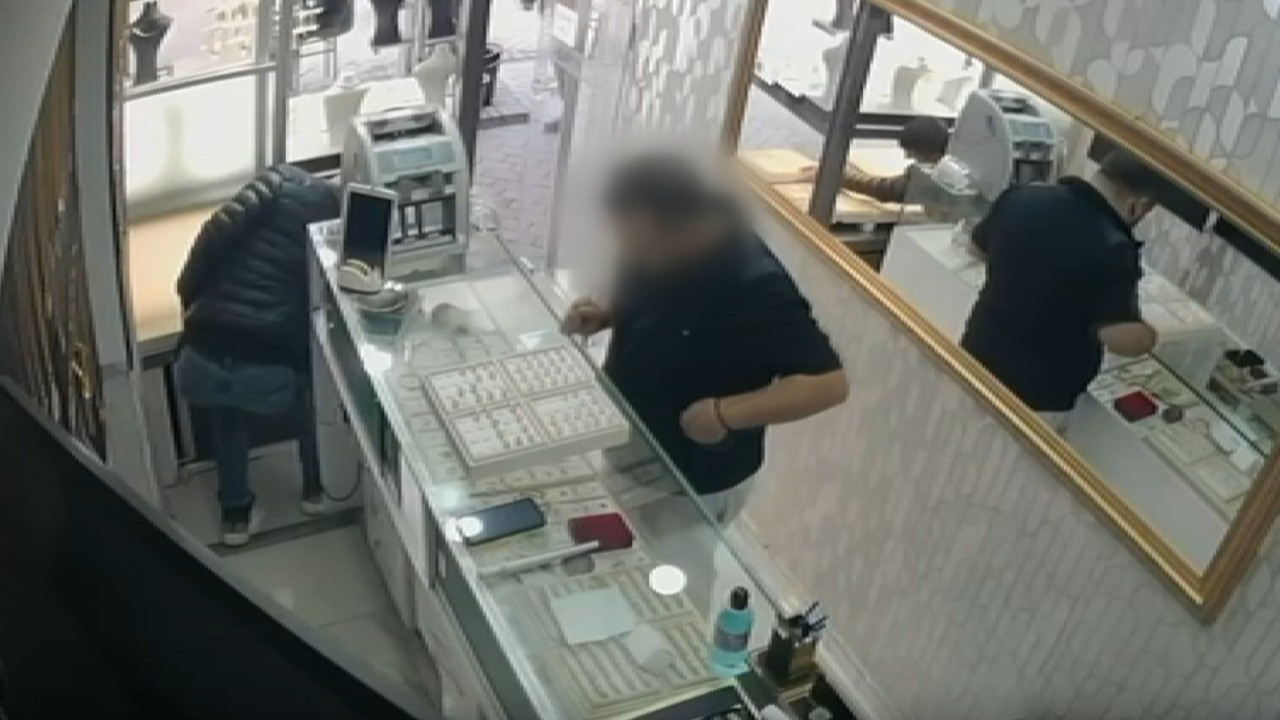 Kaşla göz arasında yüzüğü cebine attı