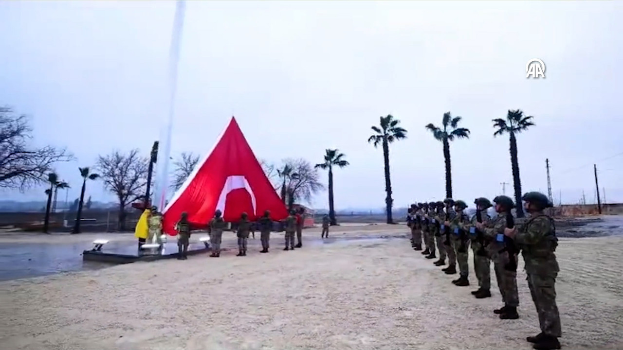 PKK yandaşları el uzatmıştı: Dev Türk bayrağı göndere çekildi