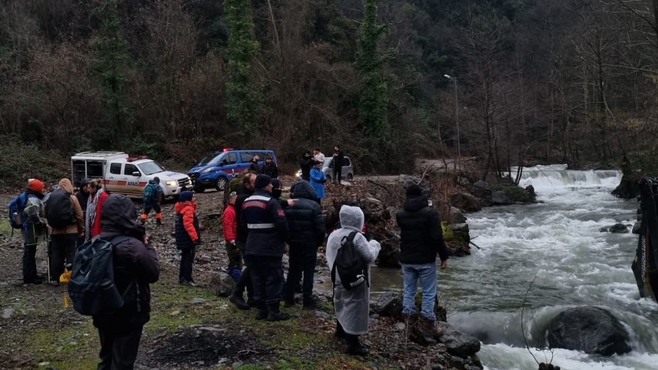 Su seviyesi yükselince mahsur kaldılar