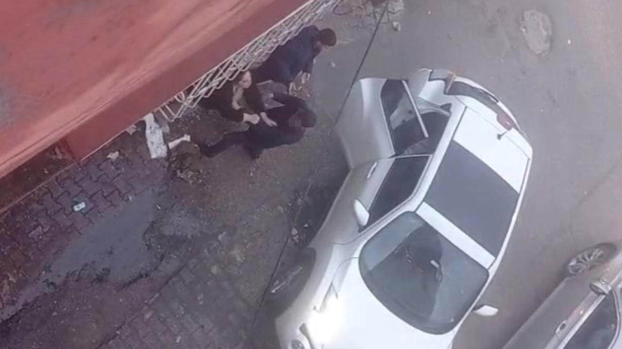 Eski eşini sokak ortasında darp etti