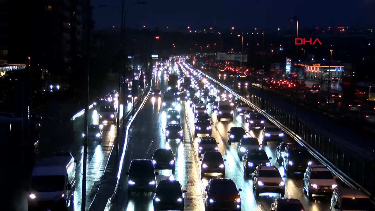 İstanbul'da trafik felç oldu