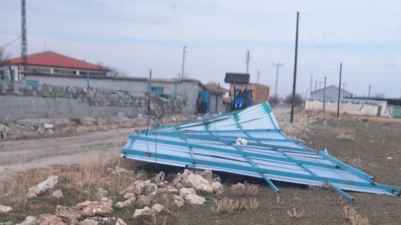 Uçan çatı öldürdü