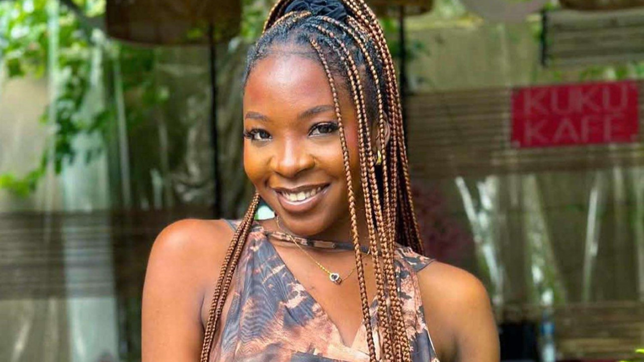 Ünlü şarkıcı yılan sokması sonucu öldü