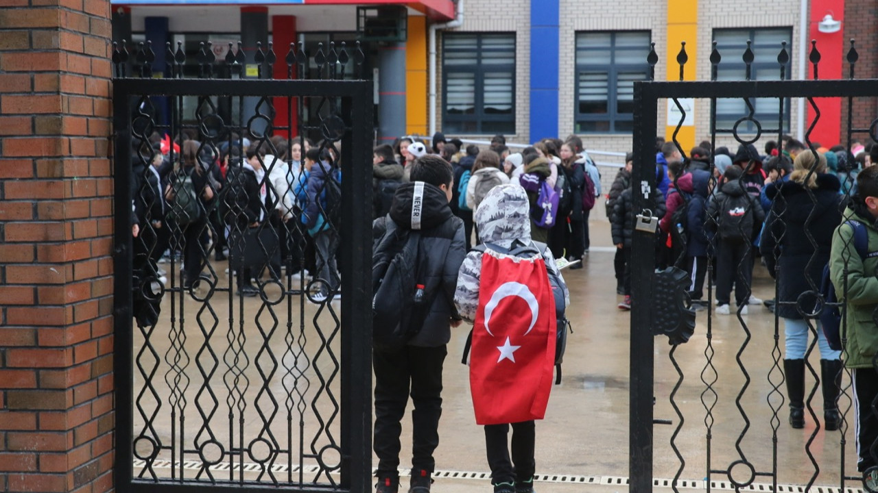 Yarıyıl tatili sonrası ilk ders zili çaldı! İlk ders: Bayrak sevgisi