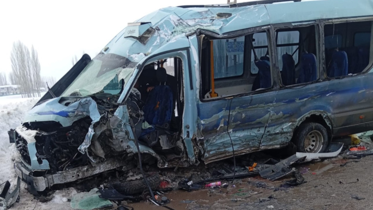 Yolcu otobüsüyle minibüs çarpıştı