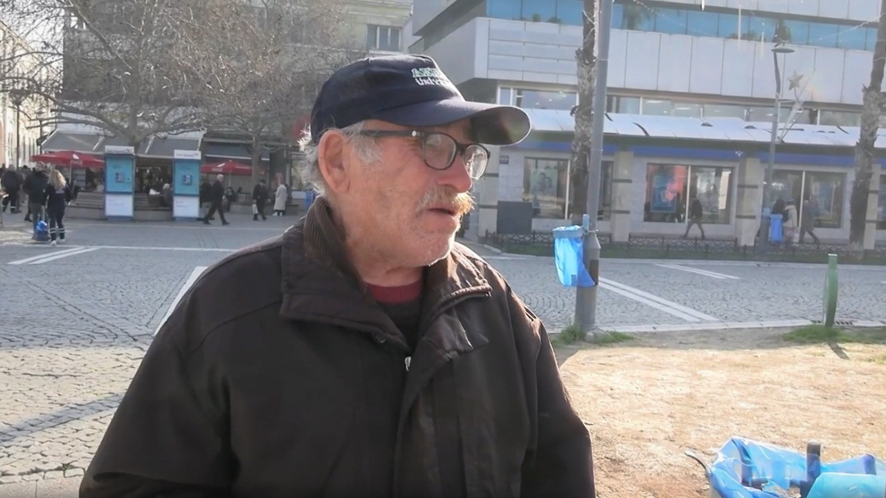 Ağlaya ağlaya isyan etti: 70 yaşındayım, çöp topluyorum