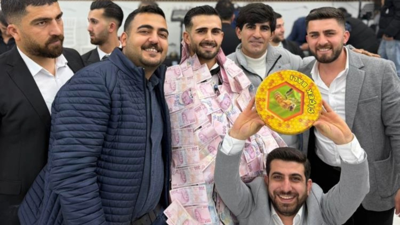 Düğünde gelenek değişti: Altın yerine bal taktılar