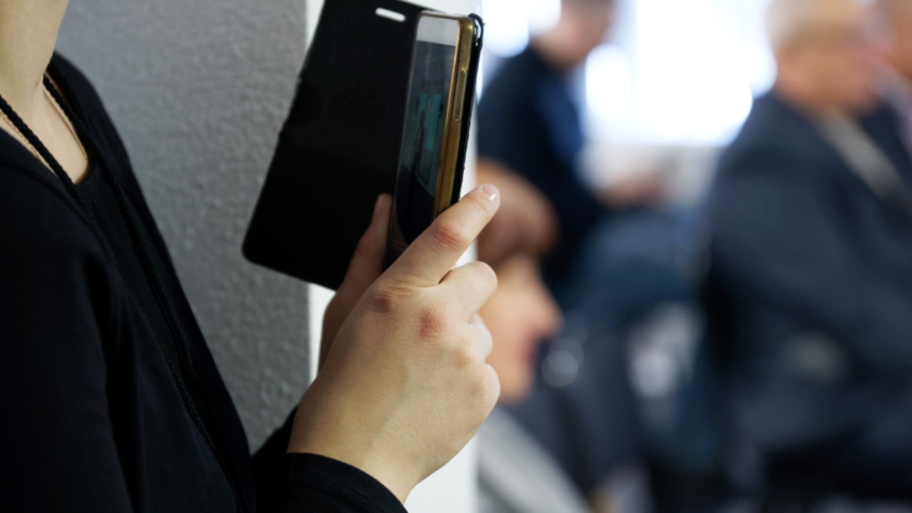 Kadınları gizlice videoya çekerek para kazanıyorlar