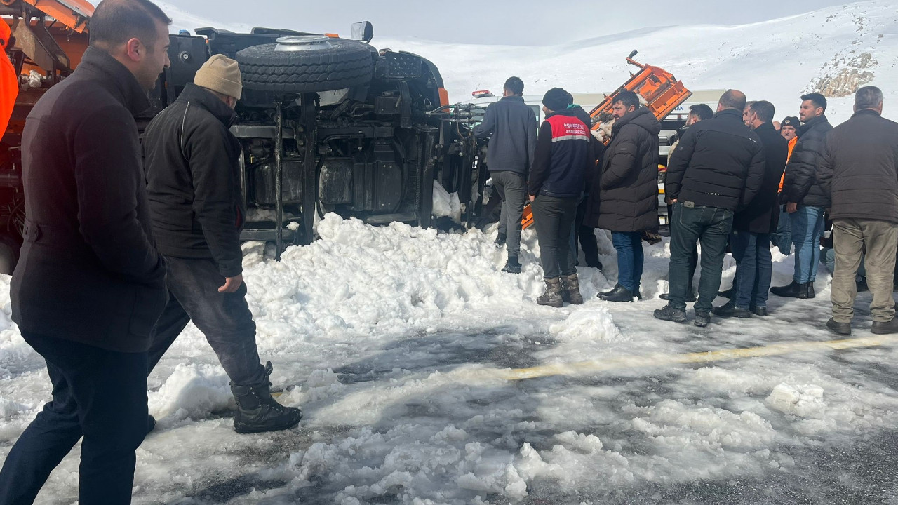 Kar küreme aracı devrildi: 2 işçi öldü