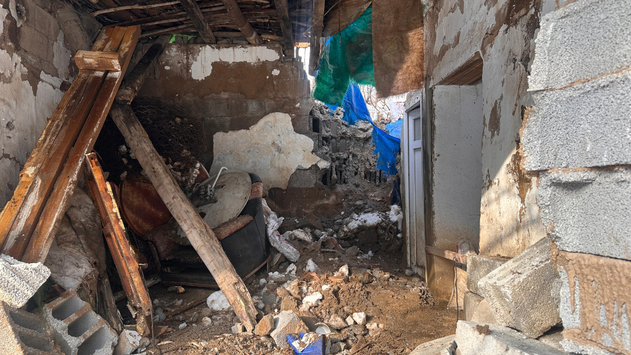 Kaya düşen ev enkaz altında kaldı