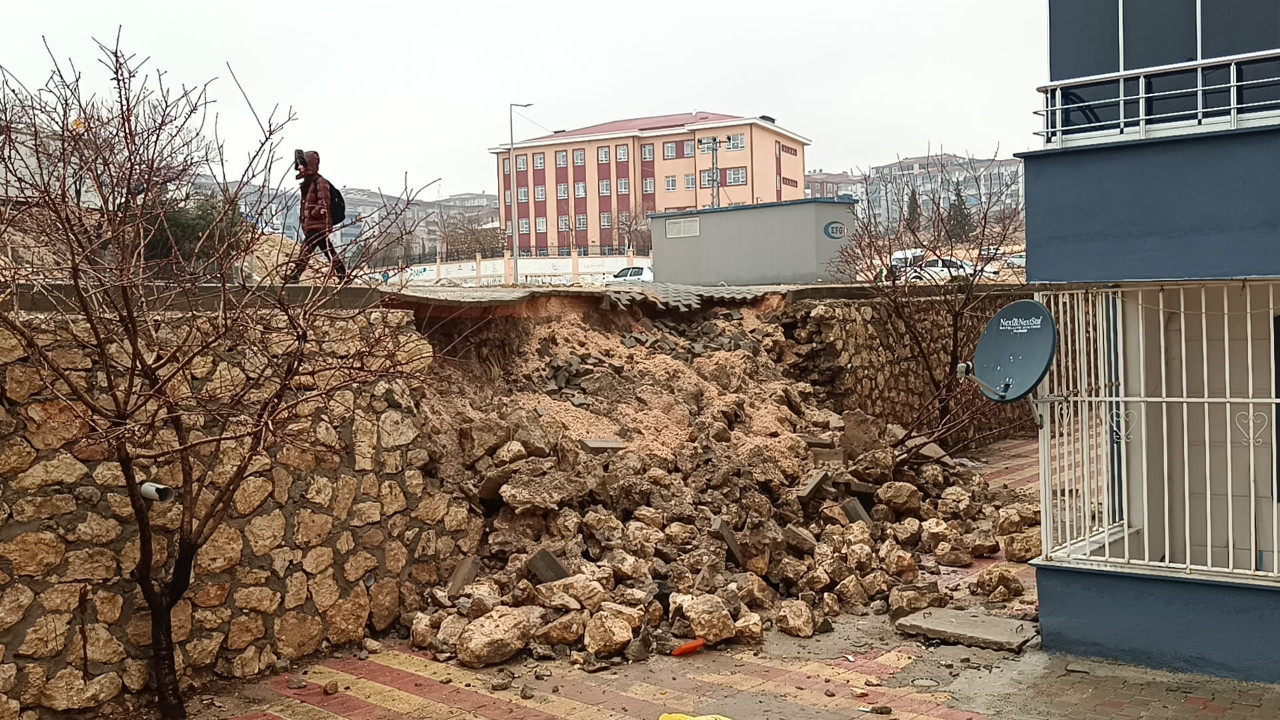 Sağanak sonrası istinat duvarı çöktü