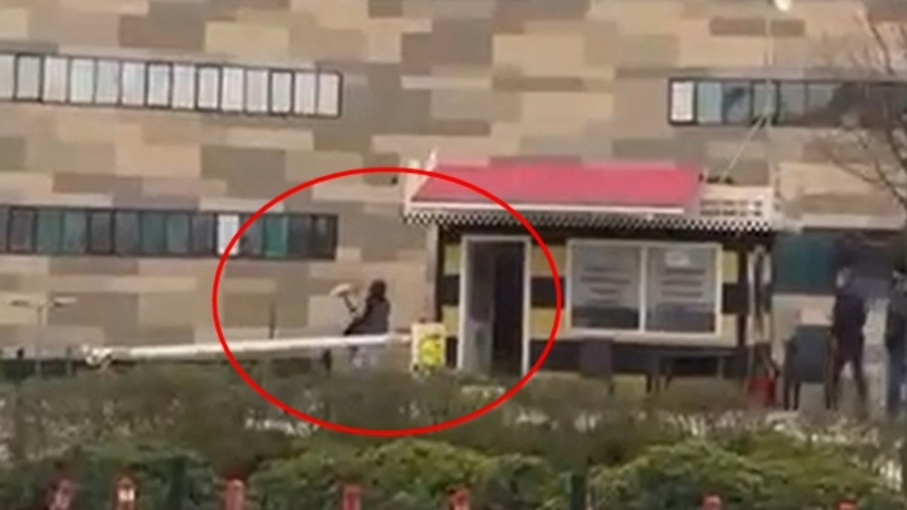 Taksiye binemeyen kadın, durağın camlarını kırdı