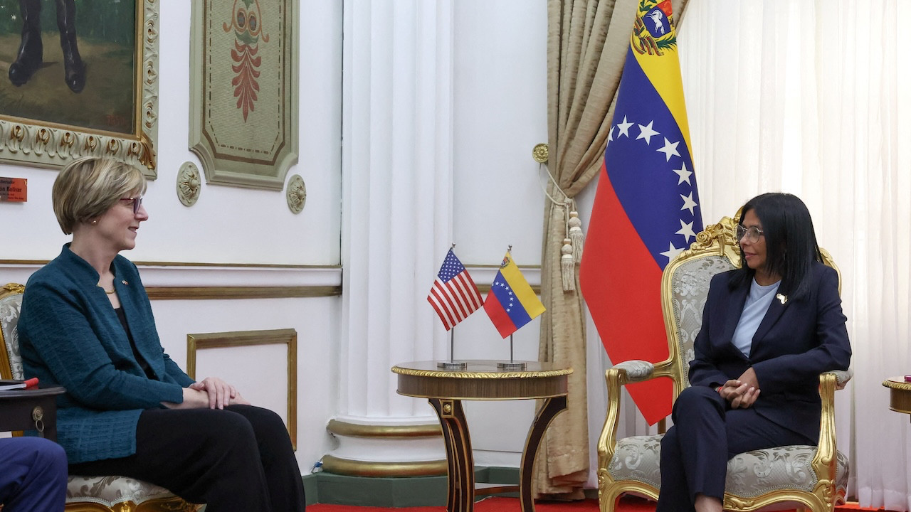Venezuela'nın geçici lideri ABD'li diplomatı ağırladı
