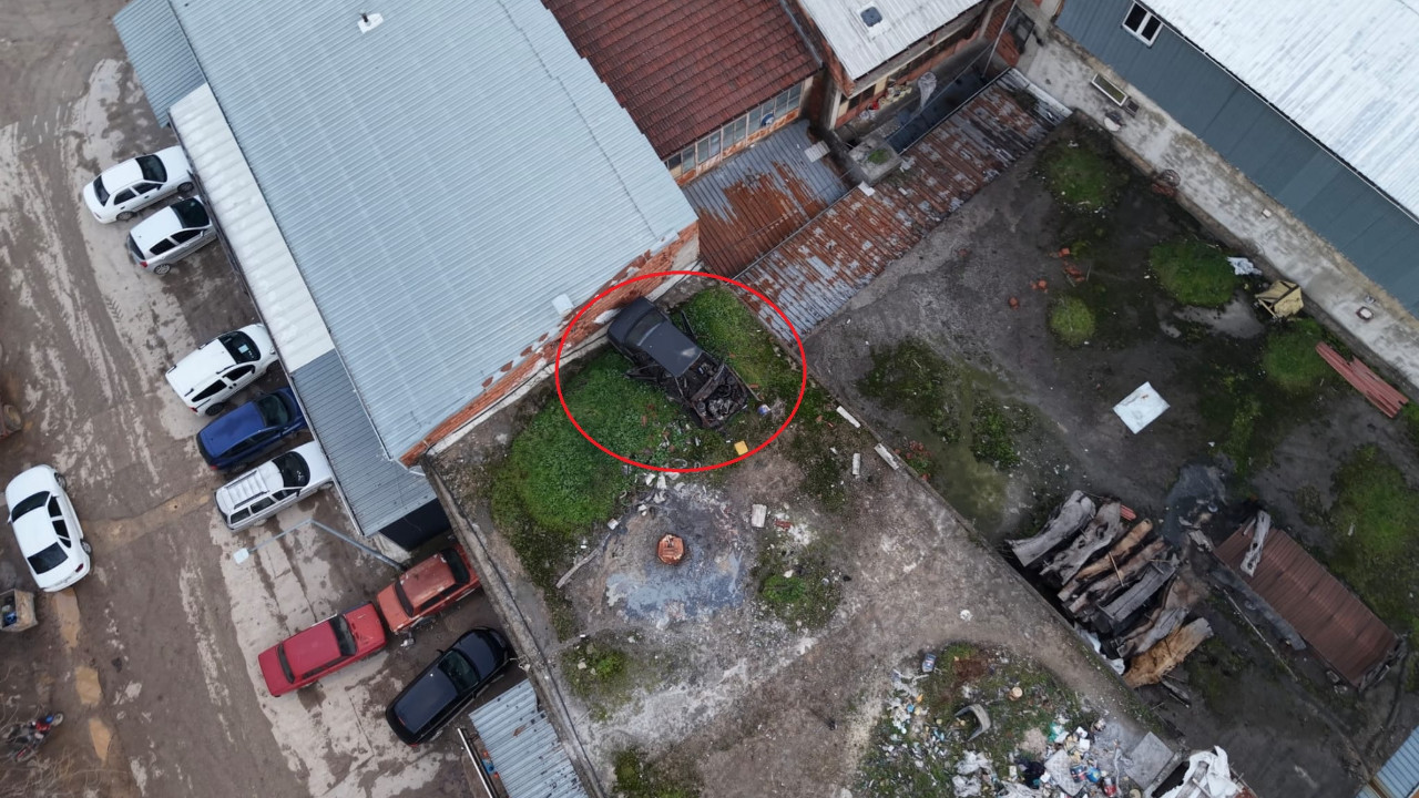 20 yıldır çatıdaki otomobil, çatı akınca ortaya çıktı