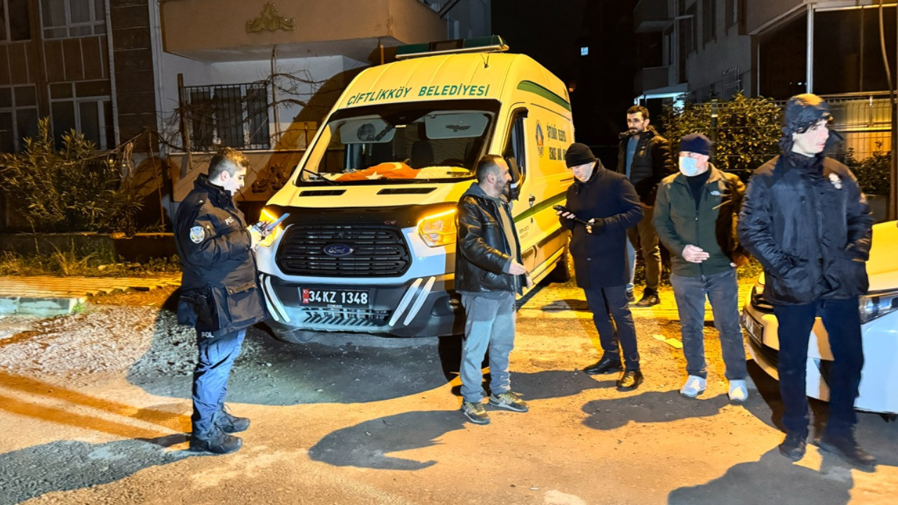 Emekli öğretmen evinde ölü bulundu