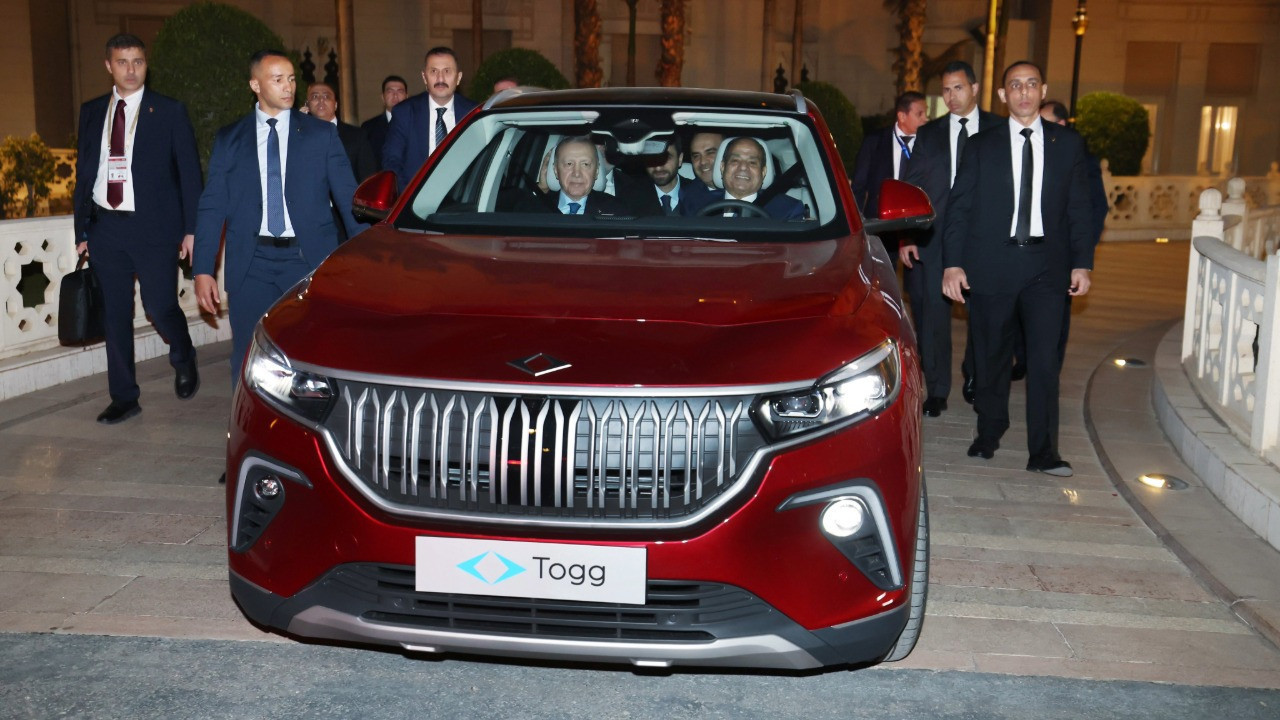 Erdoğan, Sisi’ye Togg hediye etti