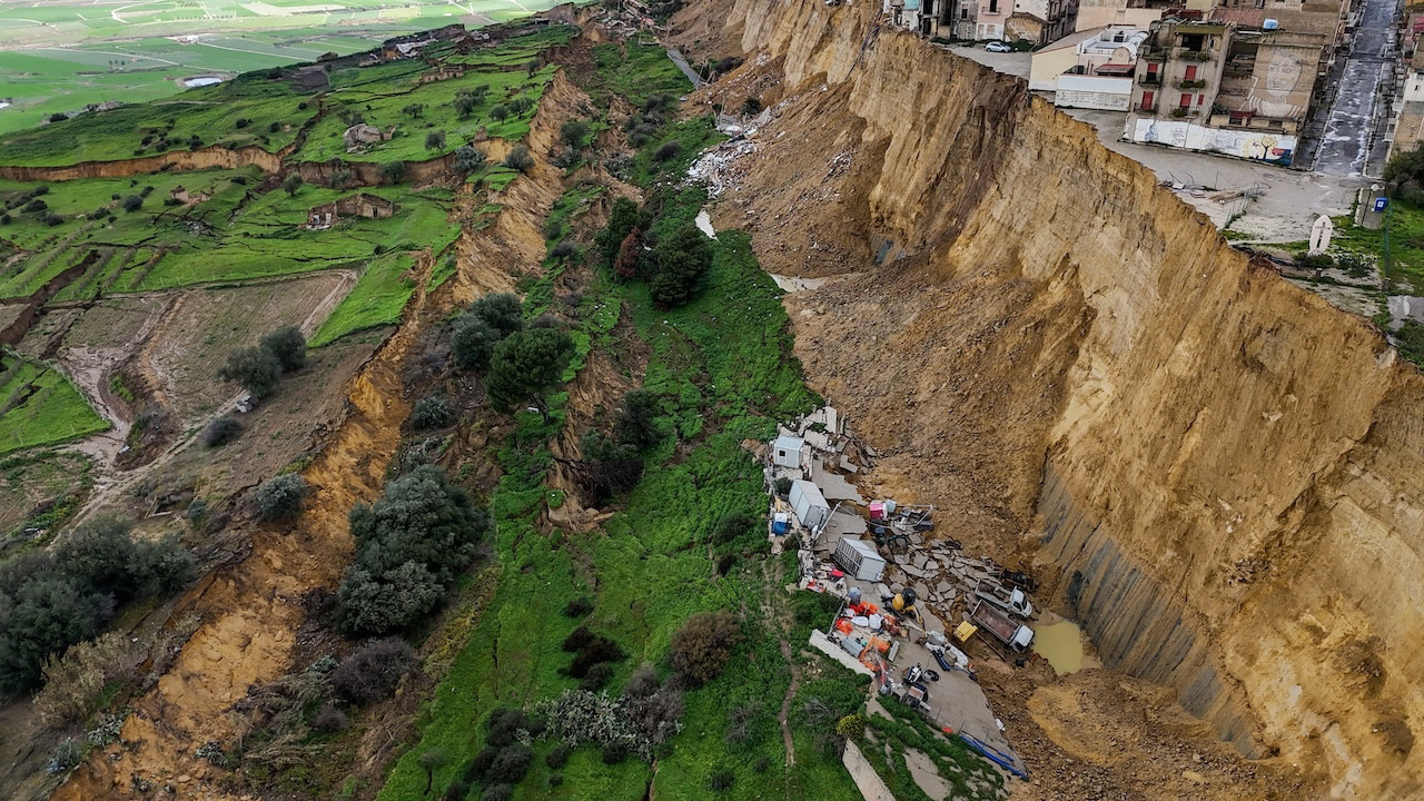 Evleri yutan toprak kayması panik ve endişe yaratıyor
