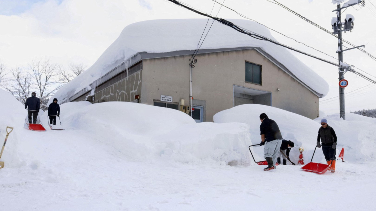 Japonya’da yoğun kar yağışında can kaybı artıyor