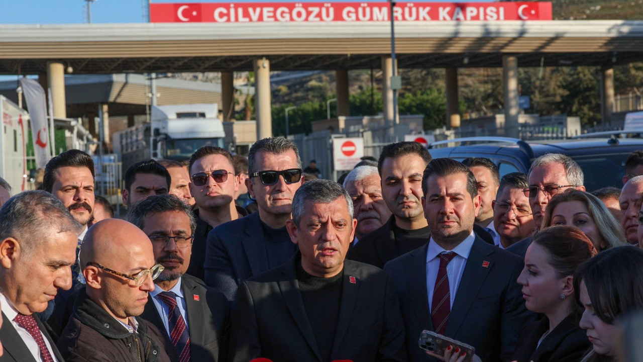 Özgür Özel sınırda konuştu: 'Misafirlerimizin ülkelerine bir an önce ulaşmalarını temenni ediyoruz'