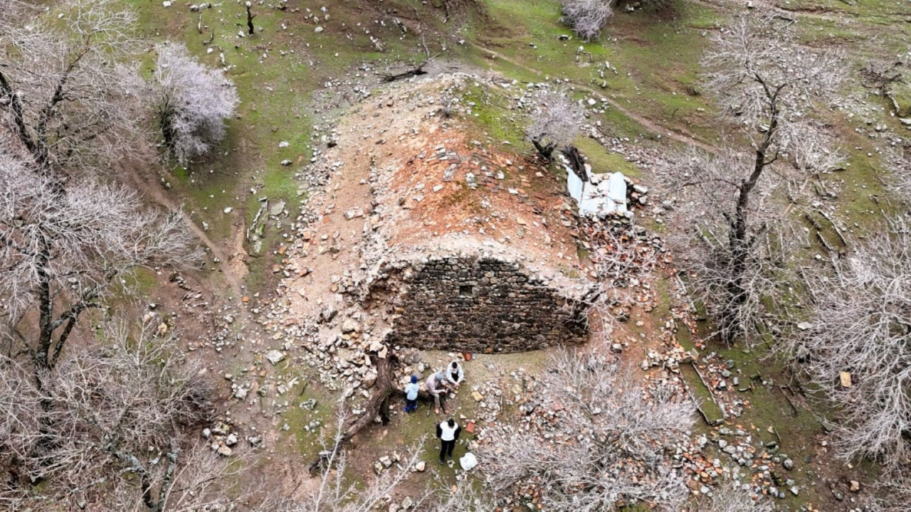 Tesadüfen keşfedildi: İçinde duvarlara gömülü küp ve mezar çıktı
