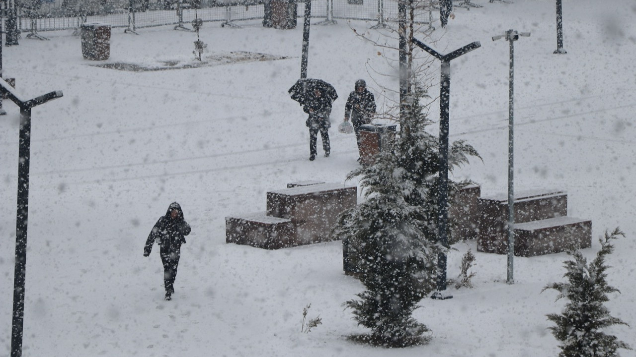 Van’da kar esareti: 40 yerleşim yeri ulaşıma kapandı