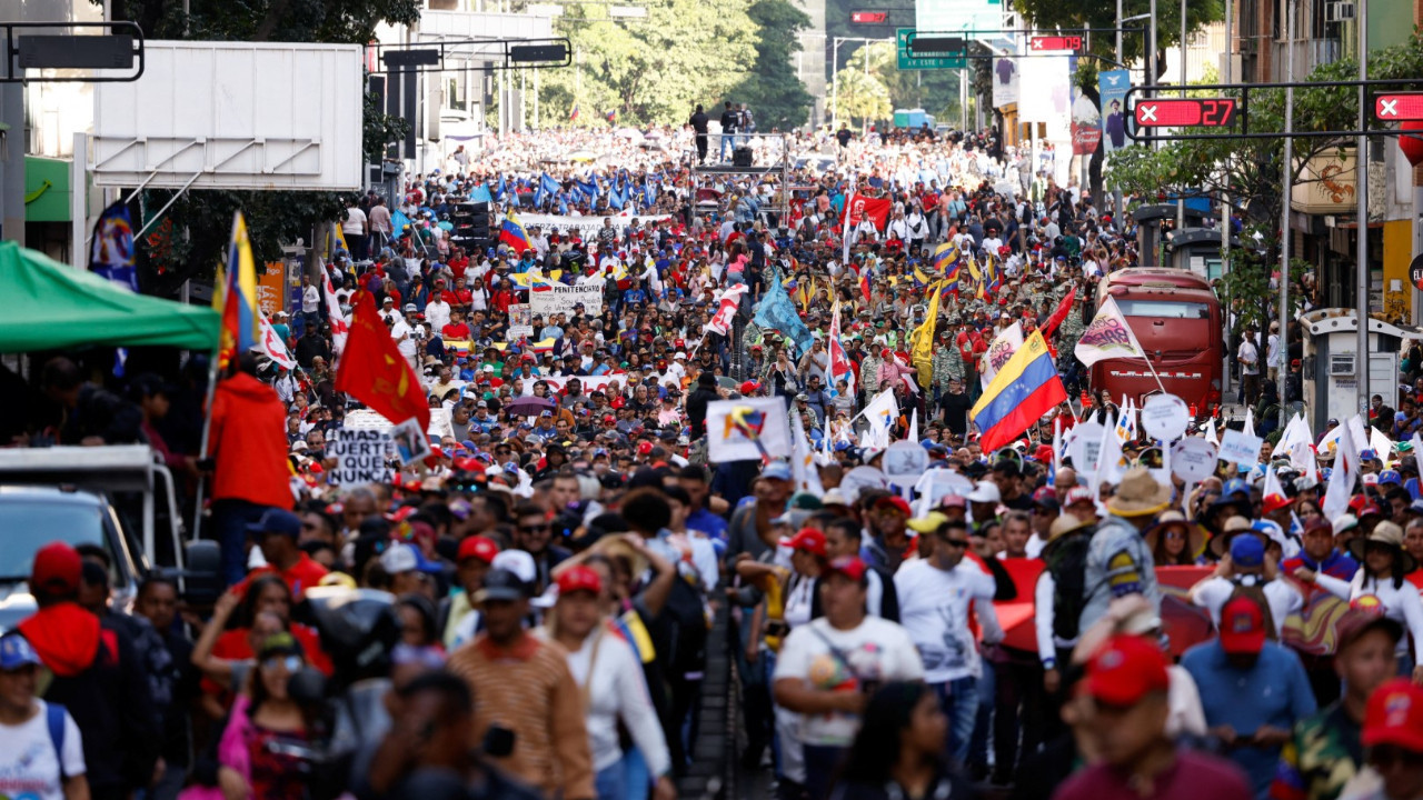 Venezuela'da iki ayrı gösteri: Maduro destekçileri ve karşıtları sokağa döküldü