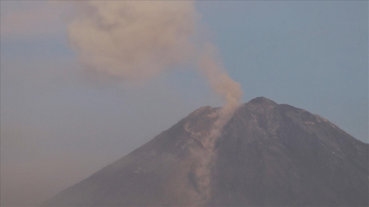 Yanardağda art arda korkutan patlamalar