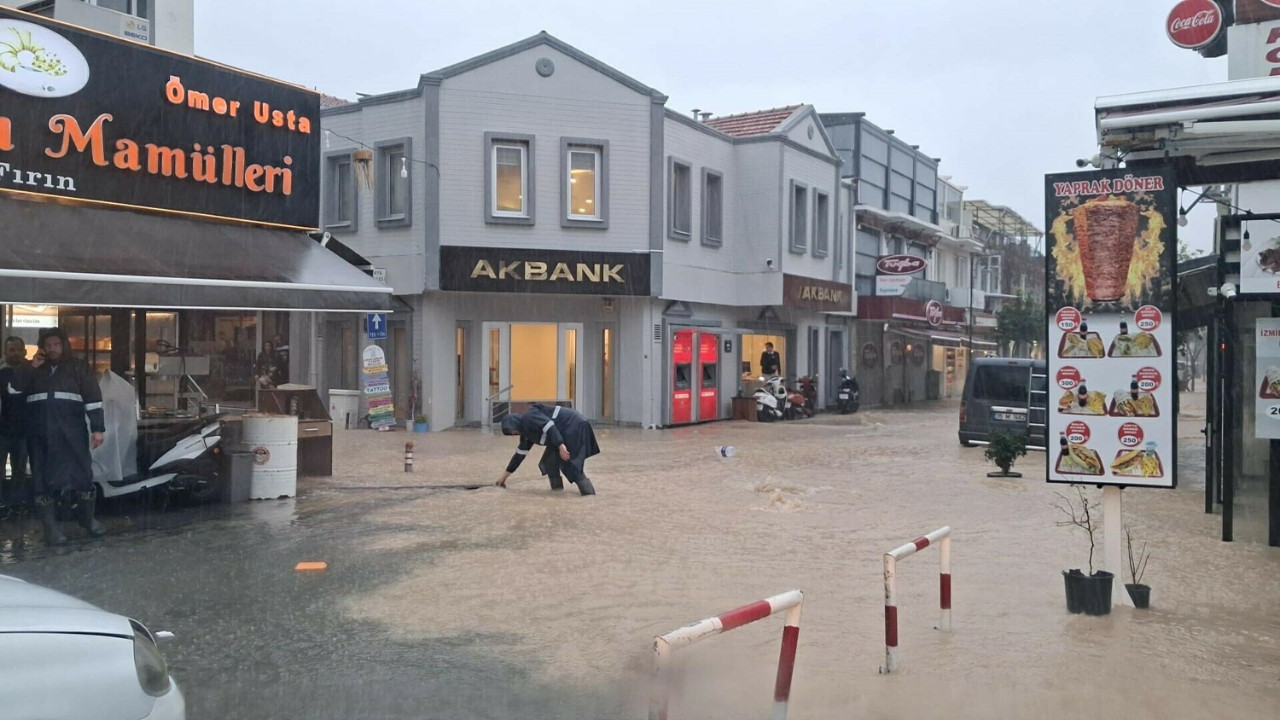Çeşme sokakları göle döndü