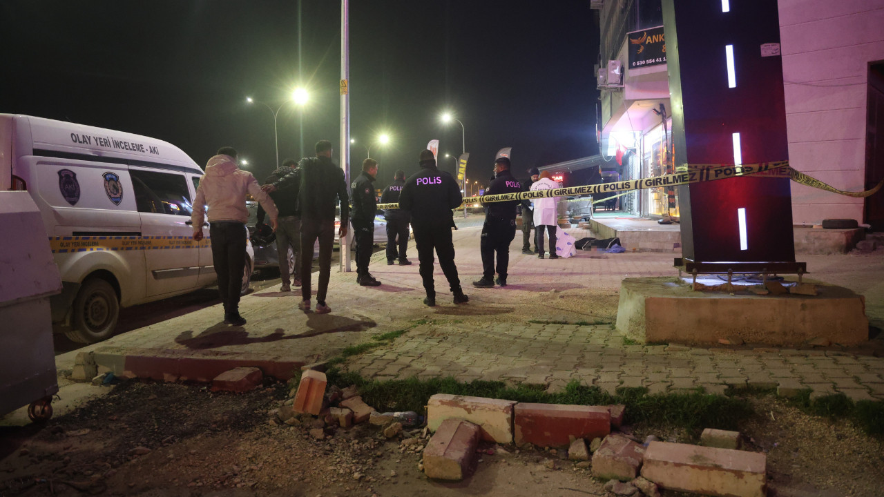 Eşiyle tartışıp camdan atladı