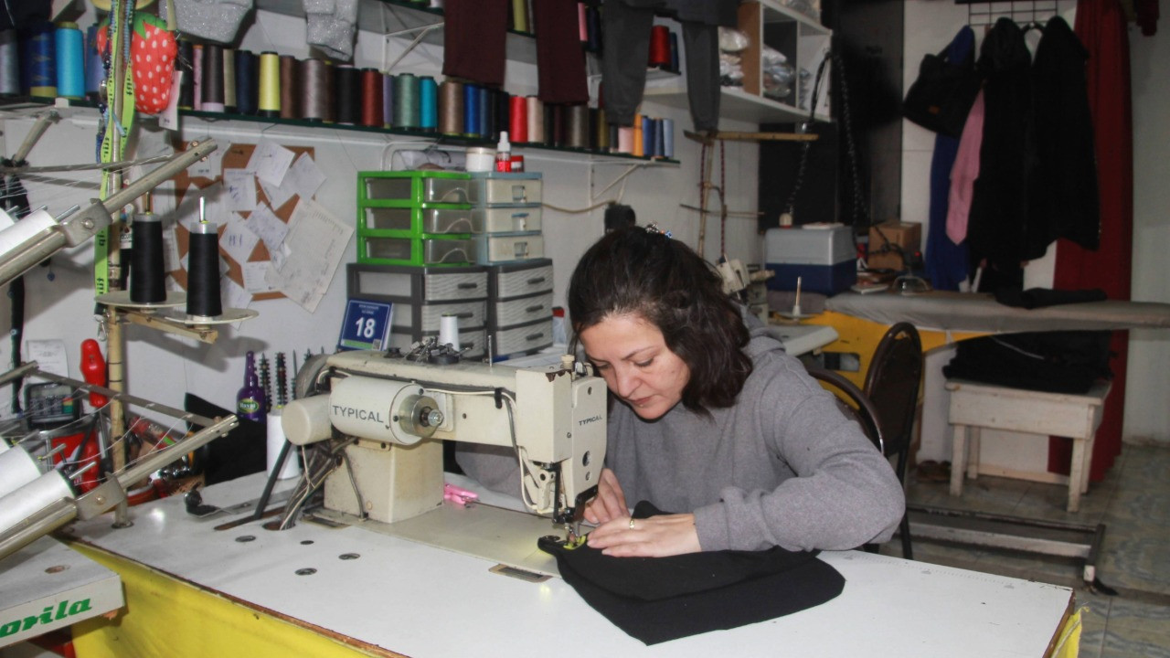 Fabrikaların atık kumaşlarını alıyor, 20 dakikada üretiyor