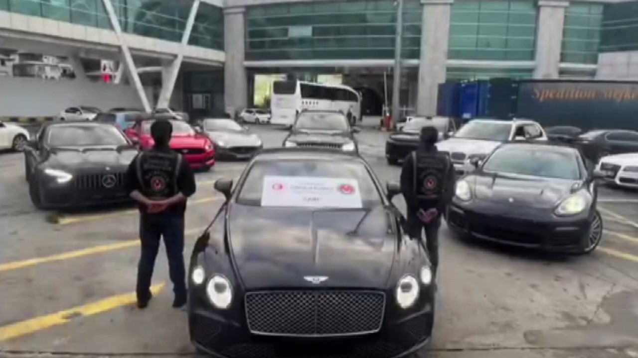 Gümrükten usulsüz geçirilen 65 lüks araca el konuldu: 22 gözaltı