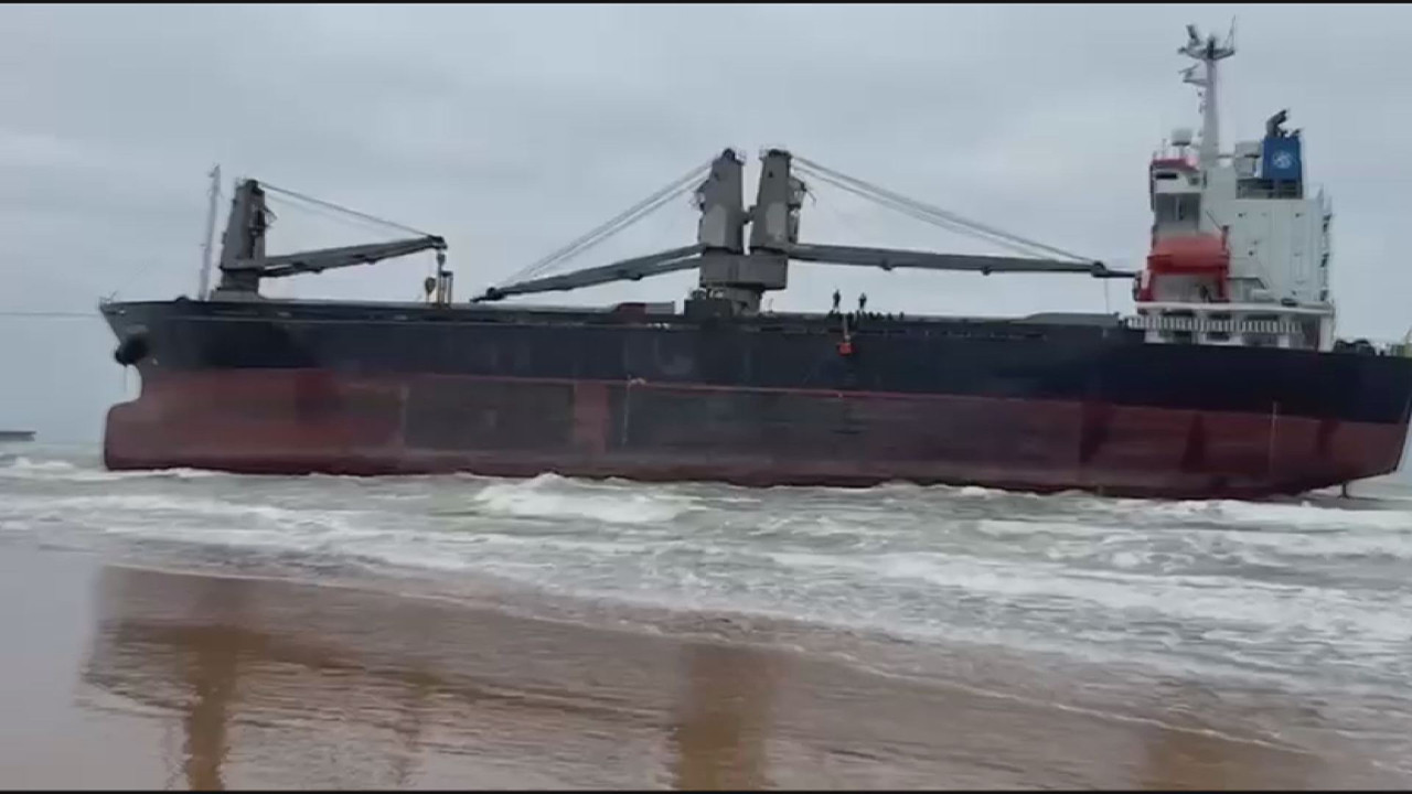 Sarıyer'de karaya oturan geminin kaptanı tahliye edildi