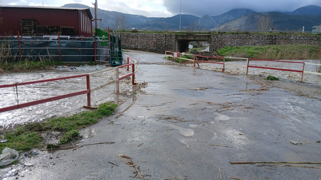 Bakırçay taştı, sokaklar su altında