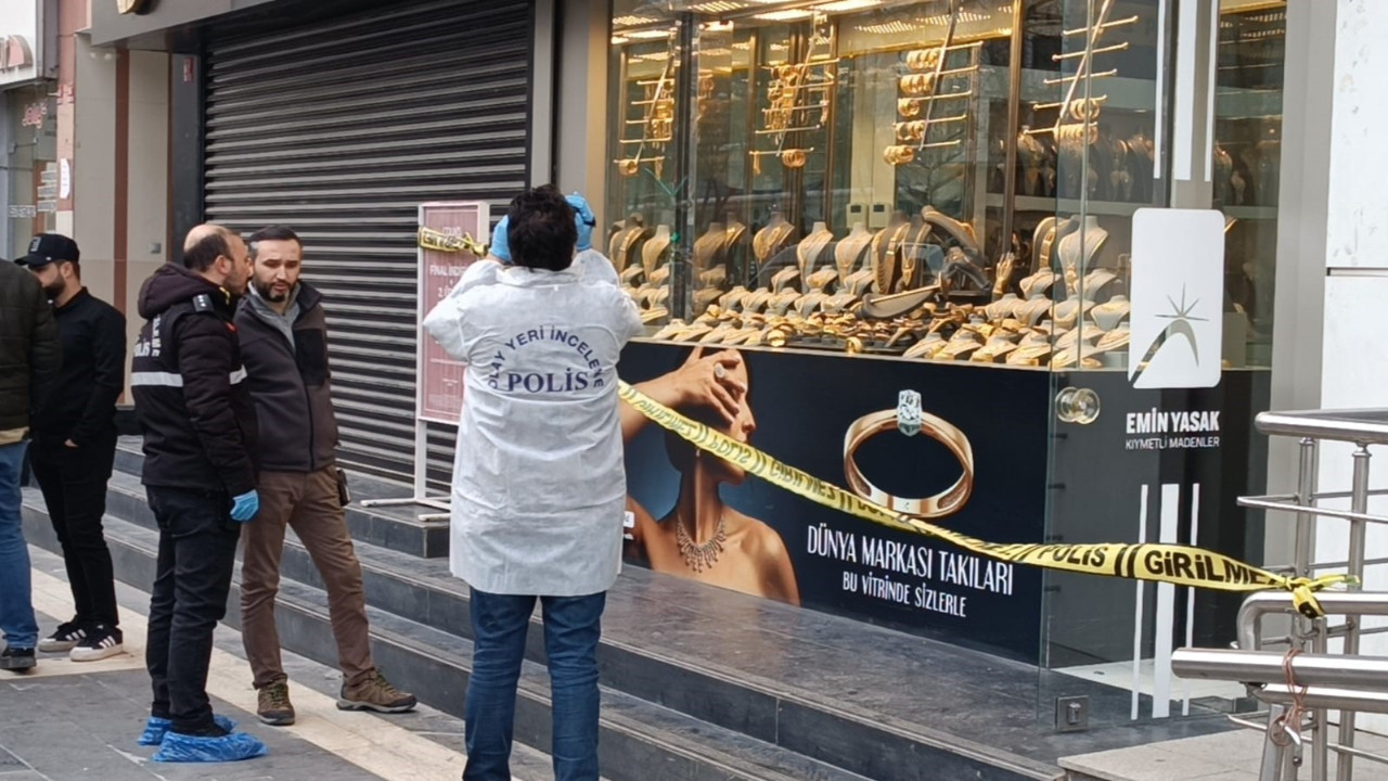 Kar maskeli soyguncular bir kişiyi vurup altınları çaldı