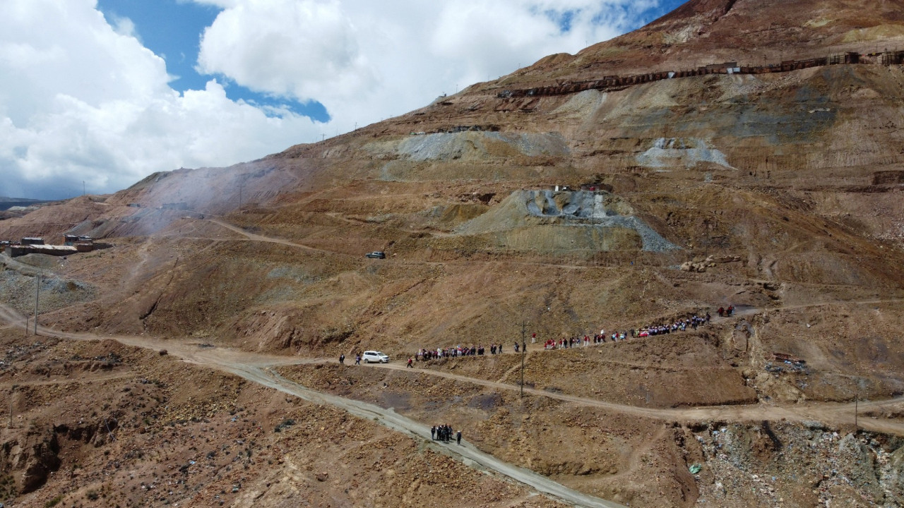 Otobüs uçuruma yuvarlandı: En az 10 ölü