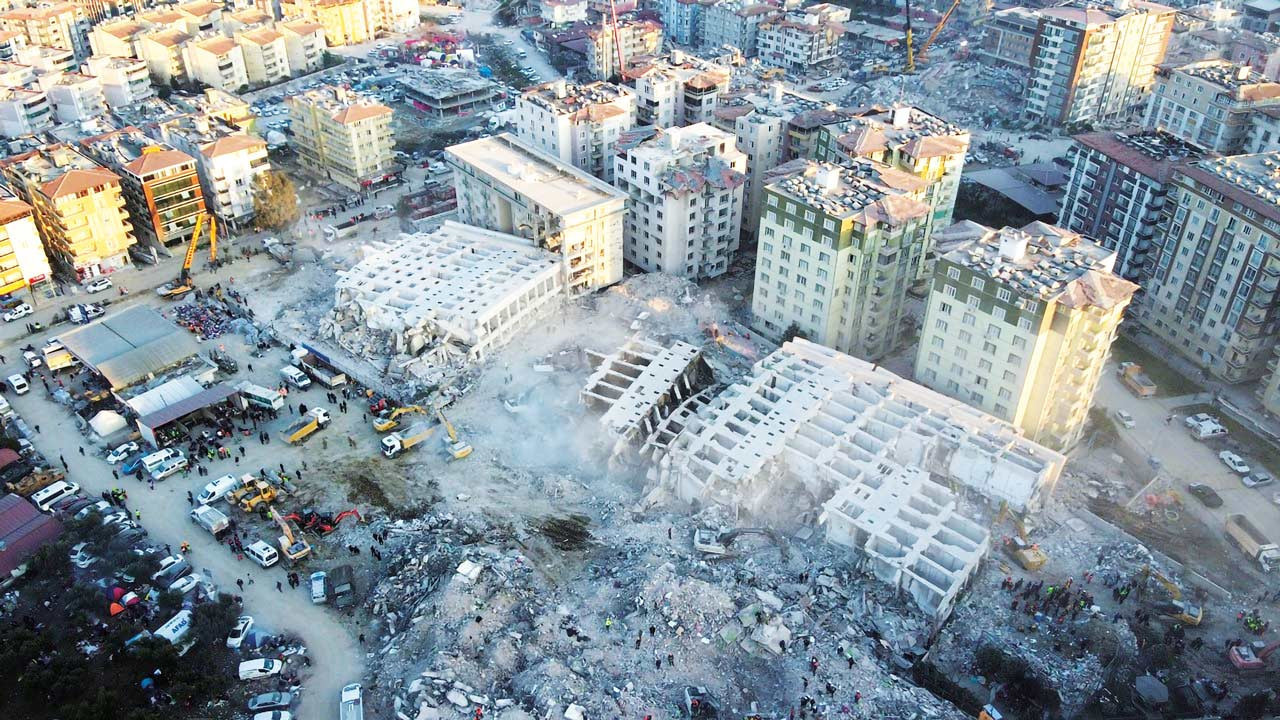 Türkiye yaralarını sarmaya çalışıyor