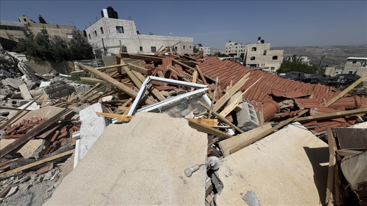 İşgalciler, vatandaşa kendi evini yıktırdı