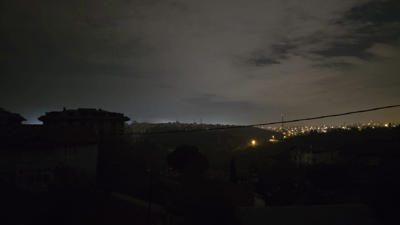 İstanbul'un yarısı karanlığa gömüldü