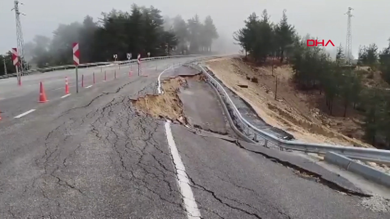 Mersin'de sağanak sonrası yol çöktü