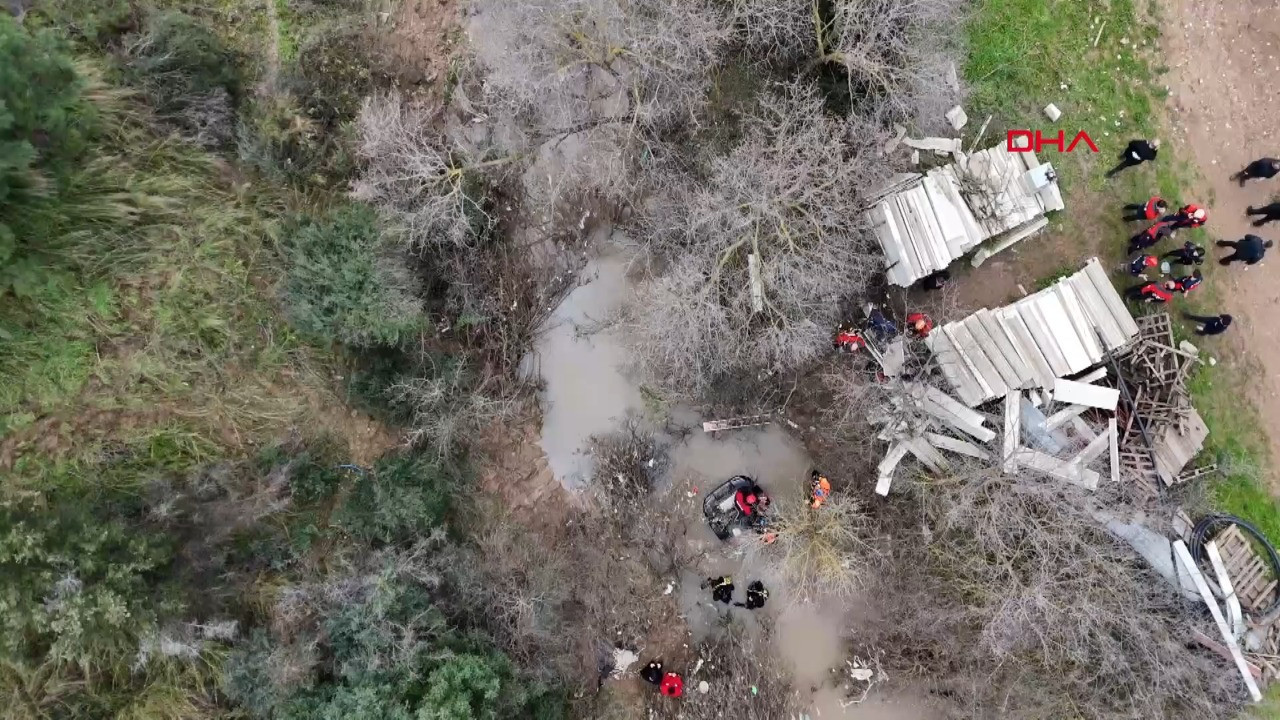 Sel sularına kapılan otomobilden kaçan şüpheli aranıyor
